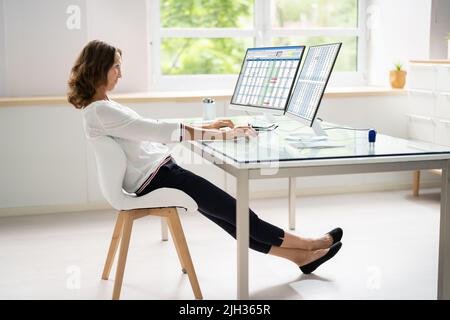 Schlechte Körperhaltung, Die Auf Dem Bürostuhl Am Computertisch Sitzt Stockfoto