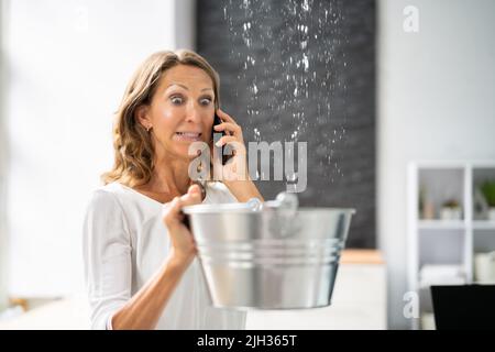 Wasserflut Und Rohrleck Im Haus Stockfoto