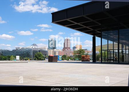 Berlin, 2. Juli 2022, Sommeransicht von der Neuen Nationalgalerie auf das Gebäudeensemble am Potsdamer Platz. Stockfoto