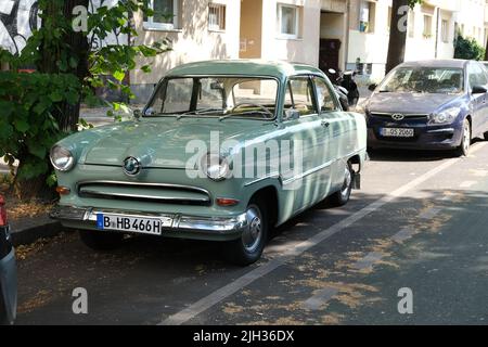 Berlin, 5. Juli 2022, historischer Ford Taunus 15 M, Weltkugeltaunus. Stockfoto