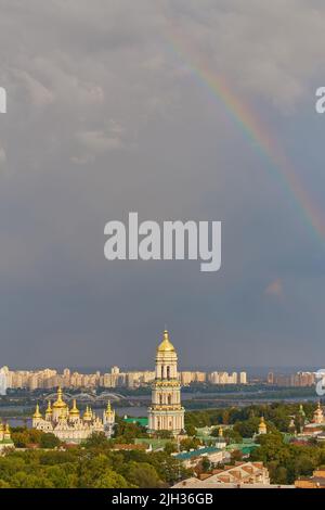 Blick auf die Kiewer-Pechersker Lavra, Sommerfotografie, Regenbogen über Kiew. Das orthodoxe Kloster ist in die UNESCO-Liste des Weltkulturerbes aufgenommen. Ukraine Stockfoto
