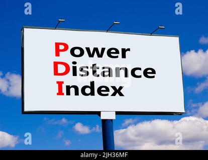 PDI-Leistungsindex. Concept Words PDI Power distance Index auf großer weißer Plakatwand gegen schönen blauen Himmel und weiße Wolken. Geschäfts- P Stockfoto