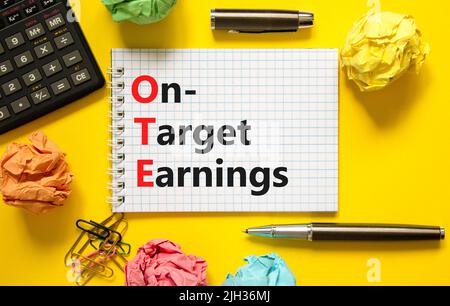 OTE-Symbol für die angestrebten Gewinne. Das Konzept formuliert die Zielgewinne des OTE auf weißem Ton auf einem schönen gelben Hintergrund. Rechner und Stift. Business und O Stockfoto