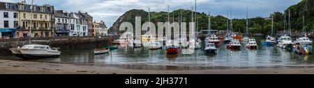 ILFRACOMBE, DEVON, ENGLAND, JULI 13 2022: Panoramablick auf den Hafen mit Booten. Stockfoto