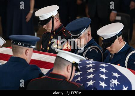 Die Schatulle des Marine Chief Warrant Officer 4 Hershel Woodrow „Woody“ Williams, der letzte überlebende Träger der Ehrenmedaille des Zweiten Weltkriegs, wird am 14. Juli 2022 in die Rotunde des US-Kapitols in Washington, DC, USA, getragen. Der Veteran des Marine Corps, der am 29.. Juni starb, wurde für seine Aktionen gegen Iwo Jima mit der höchsten Auszeichnung des Landes ausgezeichnet.Quelle: Eric Lee/Pool via CNP /MediaPunch Stockfoto