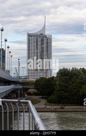 WIEN, ÖSTERREICH - 11. Oktober 2018: Hochhaus (Hochhaus) Wohngebäude entworfen von Harry Seidler an der Neuen Donau in Wien Stockfoto