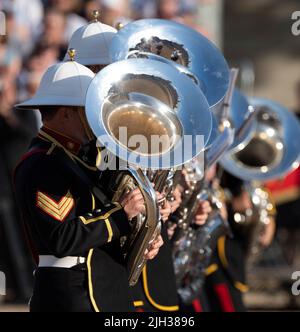 Horse Guards Parade, London, Großbritannien. 14. Juli 2022. Die massierten Bands von HM Royal Marines schlagen Retreat letzte Nacht. In schwungvoller Hitze, ein Abend mit Militärmusik und Prunk, mit über 200 der besten Militärmusiker der Welt, Präzisionsübung des 40 starken Trommerkorps und einer 100 starken Ehrengarde der Royal Navy. Diese historische Marineparade wird auf der Horse Guards Parade durchgeführt, einem Raum, der normalerweise mit dem Trooping the Color und den Armeeregimenten der Haushaltsdivision in Verbindung gebracht wird. Quelle: Malcolm Park/Alamy Live News Stockfoto