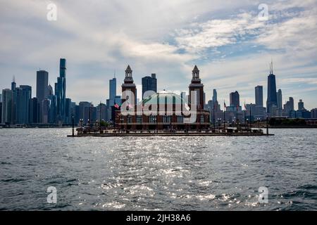 Chicago Skyline und Navy Pier am Lake Michigan in Chicago Illinois, USA Stockfoto