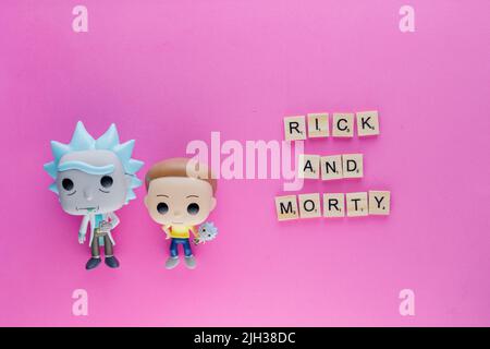 Rick und Morty Funko Pop Figuren auf einem rosa flachen Hintergrund Stockfoto