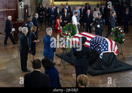 Washington DC, USA. 14.. Juli 2022. Mitch McConnell (Republikaner von Kentucky), die Präsidentin des US-Repräsentantenhauses, Nancy Pelosi (Demokratin von Kalifornien), und Kevin McCarthy (Republikaner von Kalifornien), der Minderheitsführer des US-Repräsentantenhauses, zollen dem Marine Chief Warrant Officer 4 Hershel Woodrow „Woody“ Williams, Der letzte überlebende Empfänger der Ehrenmedaille des Zweiten Weltkriegs, dessen Schatulle in der Rotunde des US-Kapitols in Washington, DC, USA, am 14. Juli 2022 zu Ehren liegt. Der Veteran des Marine Corps, der am 29.. Juni starb, erhielt die höchste Auszeichnung der nations Stockfoto