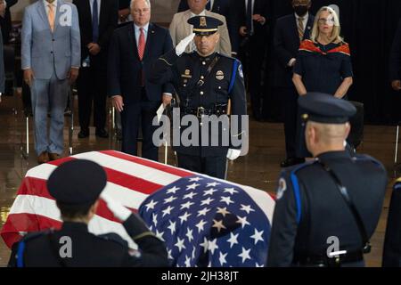 Washington DC, USA. 14.. Juli 2022. Washington, DC, USA. 14.. Juli 2022. Ein US-Polizeibeamter des Kapitols begrüßt die Schatulle des Marine Chief Warrant Officer 4 Hershel Woodrow „Woody“ Williams, den letzten überlebenden Empfänger der Ehrenmedaille des Zweiten Weltkriegs, der in der Rotunde des US-Kapitols in Washington, DC, USA, am 14. Juli 2022 zu Ehren liegt. Der Veteran des Marine Corps, der am 29.. Juni starb, erhielt die höchste Auszeichnung des nations für seine Aktionen auf Iwo Jima. Kredit: Eric Lee/Pool via CNP/dpa/Alamy Live Nachrichten Kredit: dpa picture Alliance/Alamy Live Nachrichten Stockfoto