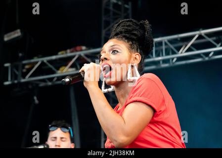 Camille Sledge, von Sister Sledge, die beim Soultasia Musikfestival im Promenade Park, Maldon, Essex, Großbritannien, auftrat. Live singen Stockfoto