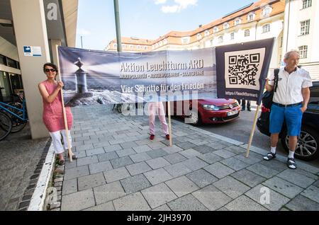 München, Bayern, Deutschland. 14.. Juli 2022. Etwa 40 aus dem Anti-Corona-, Anti-Impfstoff-, Neonazi- und Pegida-Spektrum haben sich zusammengeschlossen, um gegen den Bayerischen Rundfunk und die TV- und Medienlizenzgebühren (GEZ) zu protestieren, die man bezahlen muss. Das Thema GEZ ist ein Thema, das von Reichsbuerger (Staatsbürgern) geliebt wird, aber hier wurde es neu verpackt und mit Widerstand gegen die Anti-Pandemie-Maßnahmen aufgenommen. (Bild: © Sachelle Babbar/ZUMA Press Wire) Stockfoto