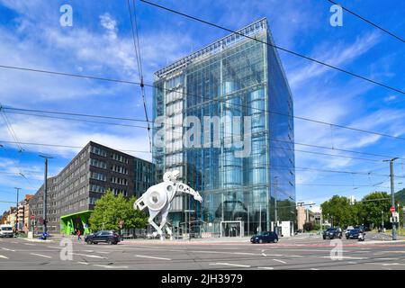 Heidelberg, Deutschland - Juli 2022: Gebäude der Modern Print Media Academy mit Stahlskulptur Pferd „S-Printing Horse“ Stockfoto