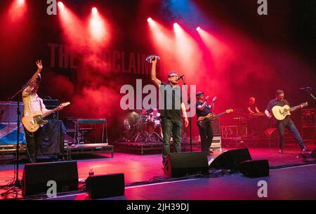 Scottish Band The Proclaimers, tritt am 26.. Juni 2022 im Venue Cymru, Llandudno, Nordwales, auf. Stockfoto