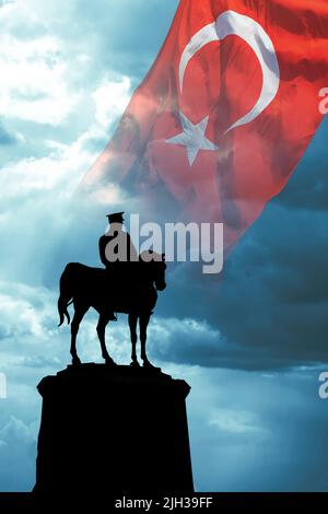 30.. august Siegestag der Türkei oder 30 agustos zafer bayrami Hintergrund vertikales Foto. Silhouette der Statue von Mustafa Kemal Atatürk und Türkisch Stockfoto