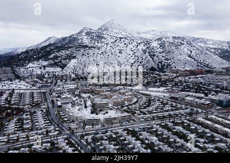 Santiago, Metropolitana, Chile. 14.. Juli 2022. Luftaufnahme des Schneefalls in Santiago, Chile. Ein wichtiger Teil der südlichen Zentralzone Chiles durchläuft einen Sturm von Regen und Schnee. Kredit: ZUMA Press, Inc./Alamy Live Nachrichten Stockfoto