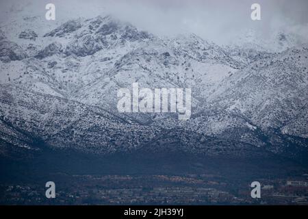 Santiago, Metropolitana, Chile. 14.. Juli 2022. Die Anden nach einem Schneefall in Santiago, Chile. Kredit: ZUMA Press, Inc./Alamy Live Nachrichten Stockfoto