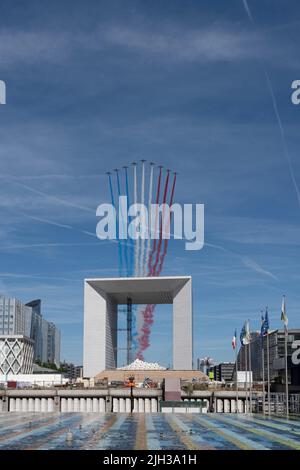 Paris, Frankreich - 07 17 2022: Flugschau vom 14. Juli. AlphaJET der Patrouille von Frankreich, die über dem Bezirk La Defense fliegt Stockfoto