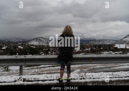 Santiago, Metropolitana, Chile. 14.. Juli 2022. Eine Frau schaut nach einem Schneefall in Santiago, Chile, in die Anden. Kredit: ZUMA Press, Inc./Alamy Live Nachrichten Stockfoto