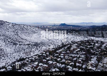 Santiago, Metropolitana, Chile. 14.. Juli 2022. Luftaufnahme des Schneefalls in Santiago, Chile. Ein wichtiger Teil der südlichen Zentralzone Chiles durchläuft einen Sturm von Regen und Schnee. Kredit: ZUMA Press, Inc./Alamy Live Nachrichten Stockfoto