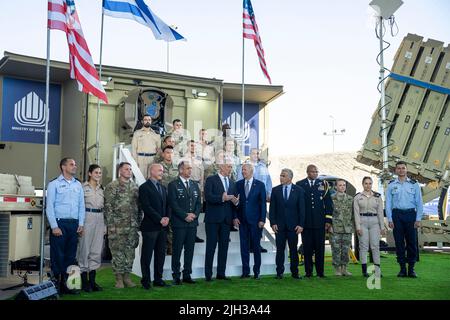 Tel Aviv, Israel. 14.. Juli 2022. US-Präsident Joe Biden, spricht mit dem israelischen Verteidigungsminister Benny Gantz (links) und dem israelischen Ministerpräsidenten Yair Lapid (rechts) während eines Besuchs, um israelische Luftverteidigungssysteme am Flughafen Ben Gurion am 13. Juli 2022 in Tel Aviv, Israel, zu besichtigen. Bild: Adam Schultz/White House Photo/Alamy Live News Stockfoto