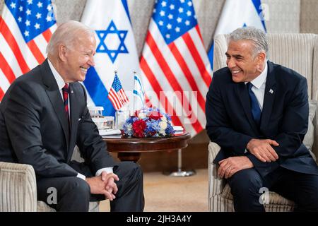 Jerusalem, Israel. 14.. Juli 2022. US-Präsident Joe Biden hält am 14. Juli 2022 in Jerusalem, Israel, ein bilaterales Treffen von Angesicht zu Angesicht mit dem israelischen Premierminister Yair Lapid, rechts, im Waldorf Astoria ab. Bild: Adam Schultz/White House Photo/Alamy Live News Stockfoto