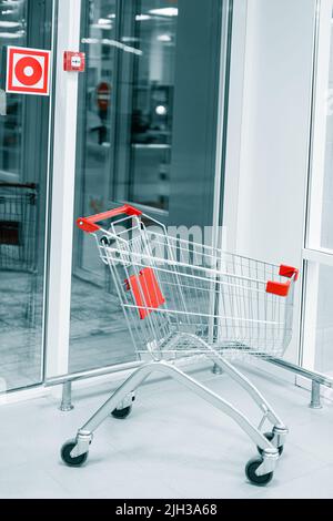 Einsamer Einkaufswagen im Supermarkt Stockfoto
