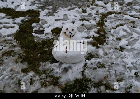 Santiago, Metropolitana, Chile. 14.. Juli 2022. Ein Schneemann, der in einem Park in Santiago, Chile, hergestellt wurde. Ein wichtiger Teil der südlichen Zentralzone Chiles durchläuft einen Sturm von Regen und Schnee. Kredit: ZUMA Press, Inc./Alamy Live Nachrichten Stockfoto