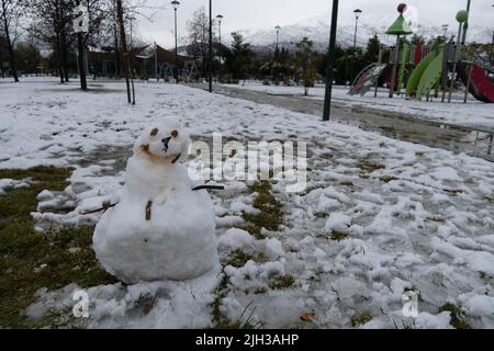 Santiago, Metropolitana, Chile. 14.. Juli 2022. Ein Schneemann, der in einem Park in Santiago, Chile, hergestellt wurde. Ein wichtiger Teil der südlichen Zentralzone Chiles durchläuft einen Sturm von Regen und Schnee. Kredit: ZUMA Press, Inc./Alamy Live Nachrichten Stockfoto