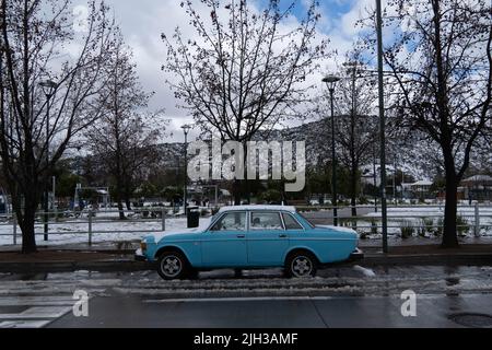 Santiago, Metropolitana, Chile. 14.. Juli 2022. Ein schneebedecktes Auto in Santiago, Chile. Ein wichtiger Teil der südlichen Zentralzone Chiles durchläuft einen Sturm von Regen und Schnee. Kredit: ZUMA Press, Inc./Alamy Live Nachrichten Stockfoto