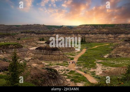 Sonnenaufgangswolken Glühen Über Dem Horseshoe Canyon Stockfoto