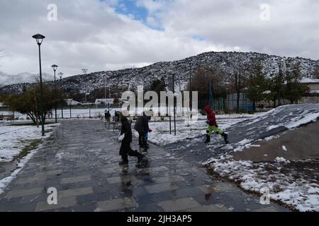 Santiago, Metropolitana, Chile. 14.. Juli 2022. Kinder spielen mit dem Schnee in einem Park in Santiago, Chile. Ein wichtiger Teil der südlichen Zentralzone Chiles durchläuft einen Sturm von Regen und Schnee. Kredit: ZUMA Press, Inc./Alamy Live Nachrichten Stockfoto