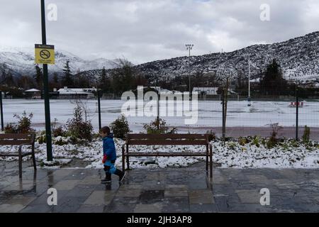 Santiago, Metropolitana, Chile. 14.. Juli 2022. Kinder spielen mit dem Schnee in einem Park in Santiago, Chile. Ein wichtiger Teil der südlichen Zentralzone Chiles durchläuft einen Sturm von Regen und Schnee. Kredit: ZUMA Press, Inc./Alamy Live Nachrichten Stockfoto