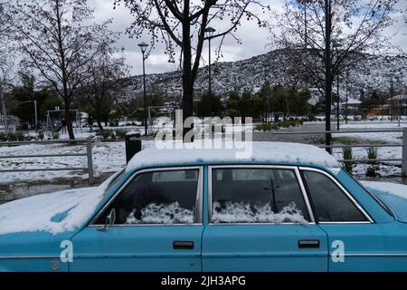 Santiago, Metropolitana, Chile. 14.. Juli 2022. Ein schneebedecktes Auto in Santiago, Chile. Ein wichtiger Teil der südlichen Zentralzone Chiles durchläuft einen Sturm von Regen und Schnee. Kredit: ZUMA Press, Inc./Alamy Live Nachrichten Stockfoto