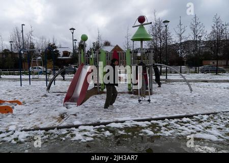 Santiago, Metropolitana, Chile. 14.. Juli 2022. Kinder spielen mit dem Schnee in einem Park in Santiago, Chile. Ein wichtiger Teil der südlichen Zentralzone Chiles durchläuft einen Sturm von Regen und Schnee. Kredit: ZUMA Press, Inc./Alamy Live Nachrichten Stockfoto