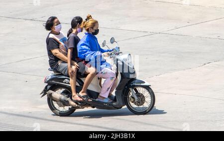 SAMUT PRAKAN, THAILAND, APR 15 2022, drei Frauen fahren ein Motorrad Stockfoto