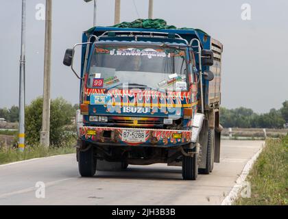 SAMUT PRAKAN, THAILAND, MAI 05 2022, Fährt Ein dekorierter LKW auf der Landstraße Stockfoto