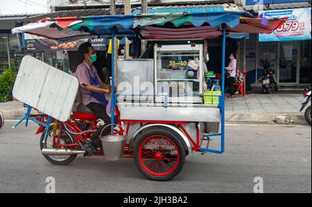 SAMUT PRAKAN, THAILAND, MAI 12 2022, Eine Verkäuferfahrt auf einem motorisierten Dreirad auf einer Straße. Stockfoto