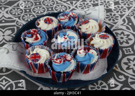 Hausgemachte rote, weiße und blaue Cupcakes bei der Street Party zur Feier des Platin-Jubiläums von Queen Elizabeth II in Surrey England Stockfoto