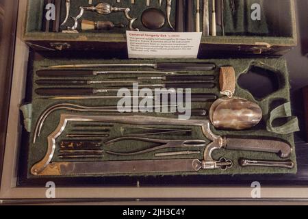 Ein vorviktroisches (c 1800) allgemeines OP-Set von Dr. Haxo aus Epinal in Frankreich, das im Thackray Museum of Medicine, Leeds, Großbritannien, ausgestellt ist. Stockfoto
