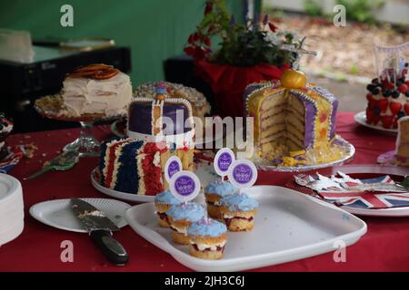 Hausgemachte Kuchen bei der Street Party zur Feier des Queen Elizabeth II Platinum Jubilee Surrey England Stockfoto