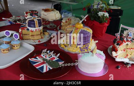 Hausgemachte Kuchen bei der Street Party zur Feier des Queen Elizabeth II Platinum Jubilee Surrey England Stockfoto