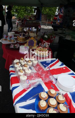 Hausgemachte Kuchen bei der Street Party zur Feier des Queen Elizabeth II Platinum Jubilee Surrey England Stockfoto