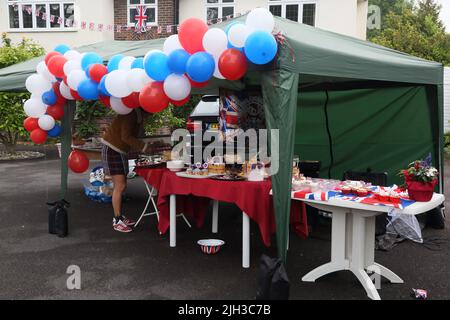 Kuchenbude mit hausgemachten Schwämmen und Cupcakes Street Party zur Feier des Queen Elizabeth II Platinum Jubilee Surrey England Stockfoto