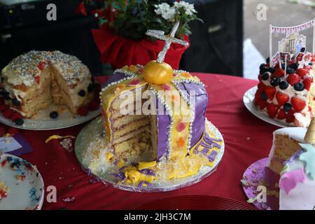 Hausgemachter Kronenkuchen und Schwämme bei der Street Party zur Feier des Platin-Jubiläums von Queen Elizabeth II in Surrey England Stockfoto