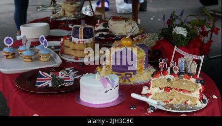 Hausgemachte Kuchen bei der Street Party zur Feier des Queen Elizabeth II Platinum Jubilee Surrey England Stockfoto