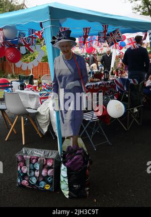 Pappschnitt von Queen Elizabeth II von Table dekoriert mit Verpakung bei der Street Party zur Feier des Queen Elizabeth II Platinum Jubilee Surrey England Stockfoto