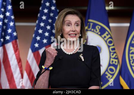 Washington DC, USA. 14.. Juli 2022. 14. Juli 2022, Washington, District of Columbia, USA: Die Sprecherin des Hauses, NANCY PELOSI (D-CA), spricht während ihrer wöchentlichen Pressekonferenz heute am 14. Juli 2022 im HVC/Capitol Hill in Washington DC, USA, über Abtreibungsgesetz. Kredit: ZUMA Press, Inc./Alamy Live Nachrichten Stockfoto