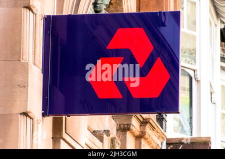NatWest Bank Logo an der Seitenwand Stockfoto
